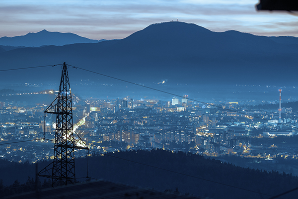 كيف تضمن كابلات الطاقة ذات الجهد العالي والمتوسط ​​والمنخفض توزيعًا موثوقًا للكهرباء؟